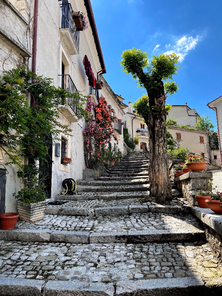 Centro storico di Villetta Barrea con case in pietra